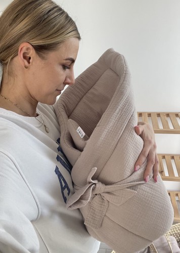 rożek niemowlęcy beżowy,wiązany na wiosnę i lato