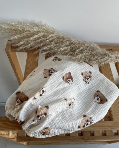 delikatne muślinowe prześcieradło do gondoli w misie