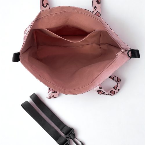 Różowa torba w panterkę – wodoodporna, przestronna i zawsze modna, idealna dla każdej mamy