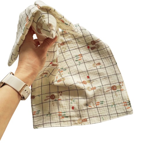 miękka przytulanka muślinowa w króliczki w dłoni