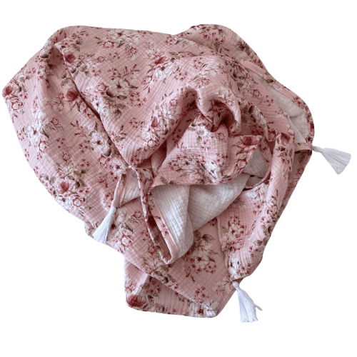 otulacz muślinowy różowy w kwiaty dla niemowlaka