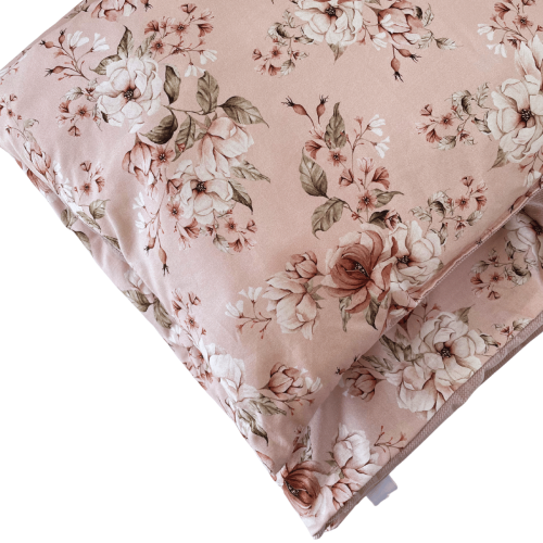 pościel z wypełnieniem w kwiaty dla niemowlaka