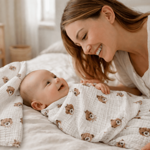 Miękka pieluszka muślinowa w misie – przytulanka dla noworodka od pierwszych dni życia.