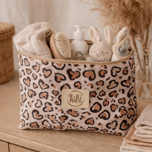 beżowa kosmetyczka w panterkę dla mamy i na akcesoria dziecięce