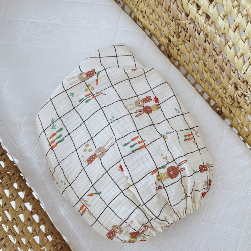 prześcieradło muślinowe do wózka gondoli beżowe w króliczki