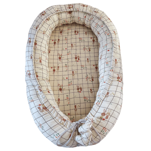 beżowy kokon muślinowy dla niemowlaka